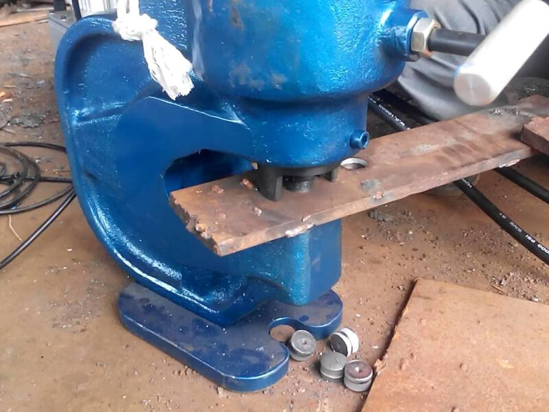khi tìm mua máy đột lỗ cầm tay 